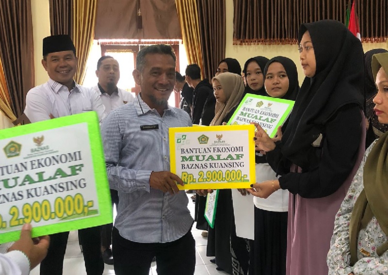 Wakil Ketua Baznas Kuansing, Zubirman SH Menyalurkan bantuan ekonomi mualaf pada 39 penerima di aula Kemenag Kuansing, Senin (27/10/2025) lalu.