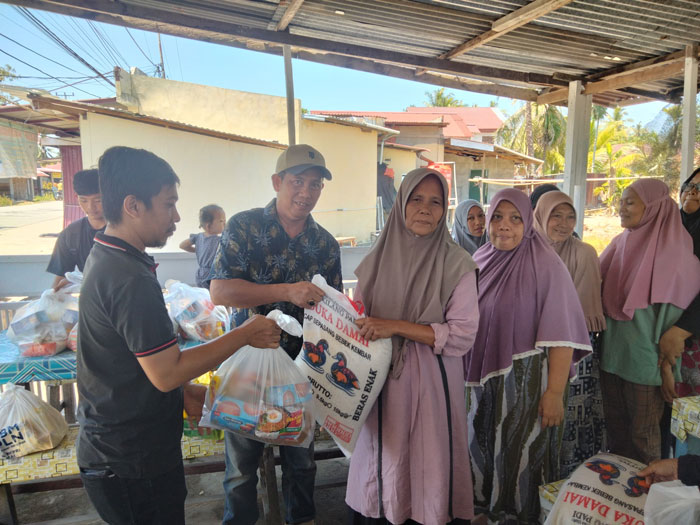 Warga kurang mampu di Desa Pangkalan Batang menerima bantuan sembako gratis dengan antusias, Kamis (30/10/2025).