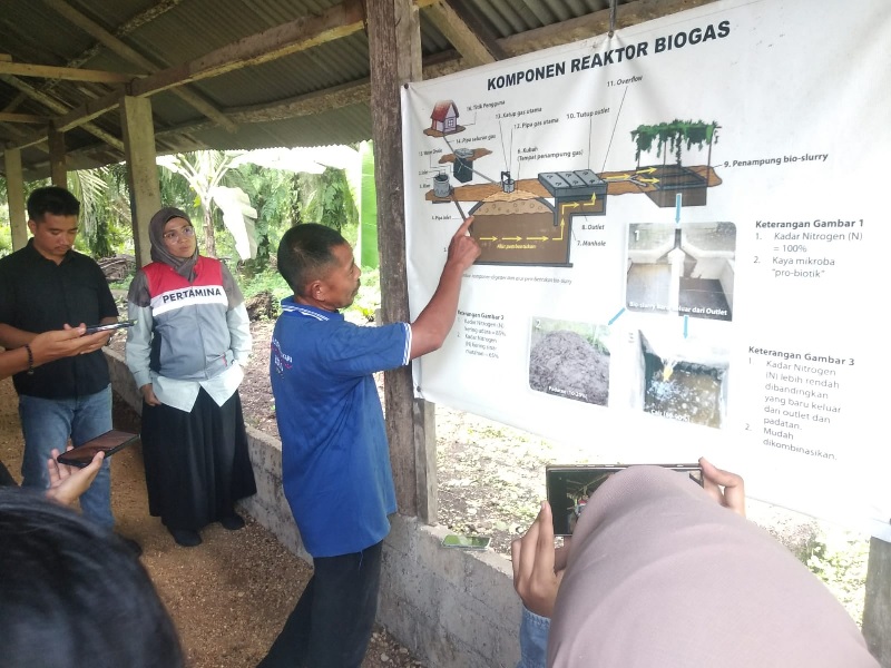 Ketua Kelompok Tani Bhina Mukti Sari Sudarman saat menjelaskan proses pengolahan kotoran hewan (kohe) sapi menjadi biogas di Desa Mukti Sari, Kecamatan Tapung, Kampar, Riau, Selasa (21/10/2025).