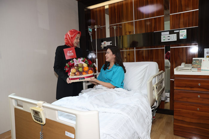 Operation Group Head Generali Indonesia, Suzwamela Zawawi memberikan bingkisan sehat kepada nasabah yang sedang di menjalani perawatan