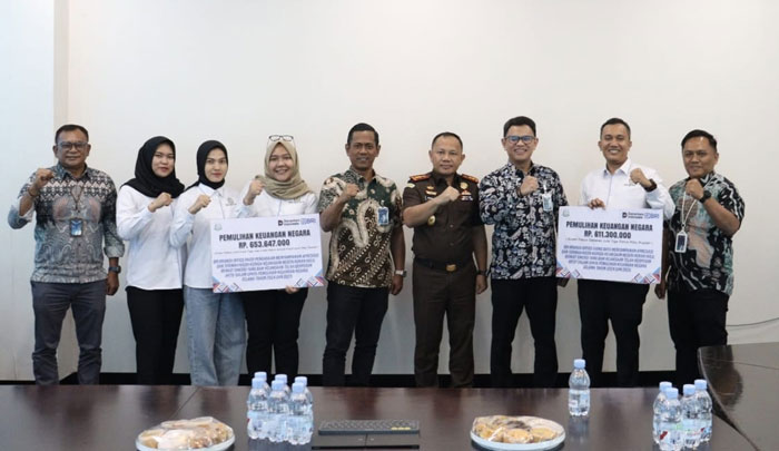 Kajari Rohul Dr Rabani M Halawa foto bersama dengan Pimpinan BRI Cabang Pasirpengaraian dan Ujung Batu saat publikasi pemulihan keuangan negara Rp1,26 miliar di Kantor BRI Cabang Pasirpengaraian