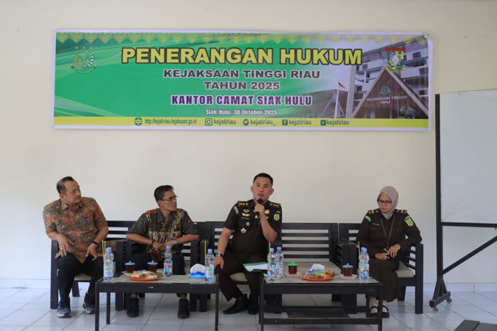 Kejati Riau melaksanakan kegiatan Penerangan Hukum Program Pembinaan Masyarakat Taat Hukum di Aula Kantor Camat Siak Hulu, Kabupaten Kampar, Kamis (30/10/2025).