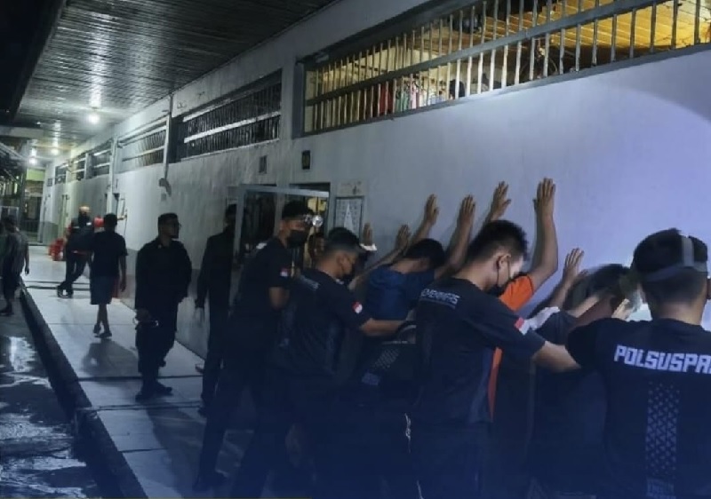 Petugas Lapas Bengkalis menggeledah tubuh Napi WBP saat razia malam hari di kamar hunian Lapas Bengkalis, Selasa (28/10/2025) malam.