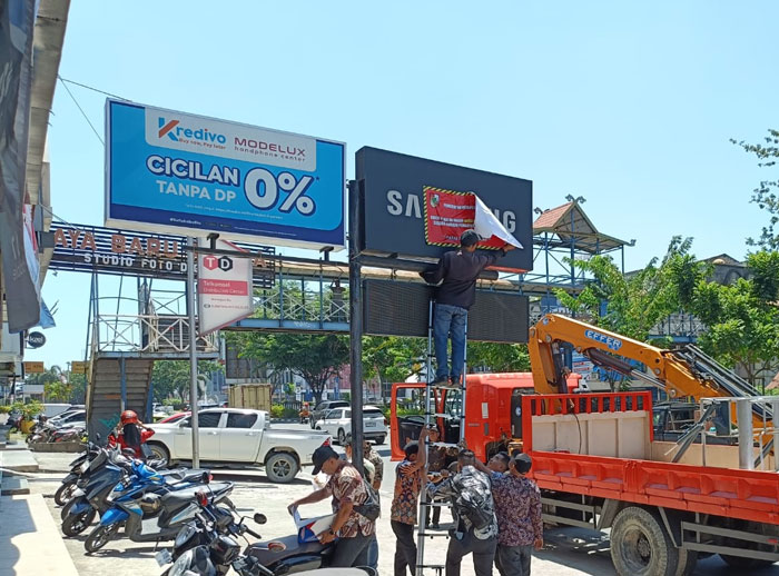 Bapenda Pekanbaru segel belasan objek pajak reklame