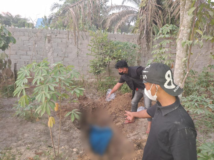 Lokasi penemuan jasad lelaki dibungkus terpal di kebun warga Kampung Perawang Barat, Kecamatan Tualang, Kabupaten Siak, Rabu (29/10/2025).