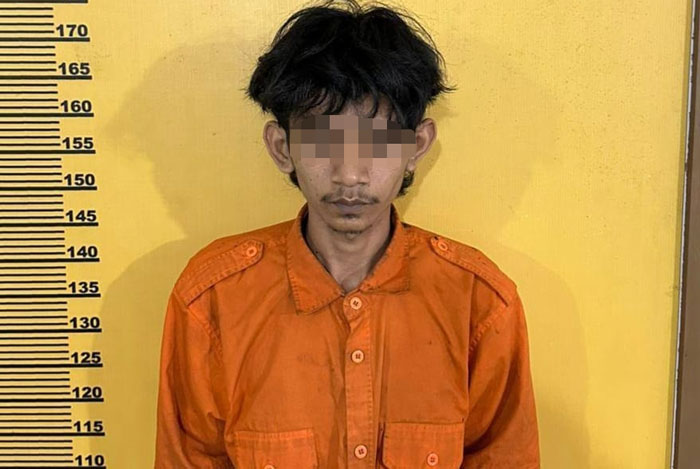 Tersangka berinisial ZP alias Padil saat diamankan Satres Narkoba Polres Inhu, Kamis (30/10/2025).