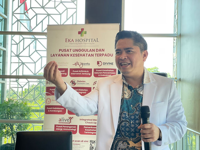 Dokter Spesialis Urologi Konsultan Eka Hospital Pekanbaru, M Adan Yashar, Sp.U, Subsp.TKR (K) memberikan edukasi tentang penanganan batu saluran kemih dan rekonstruksi uretra, Kamis (30/10/2025)