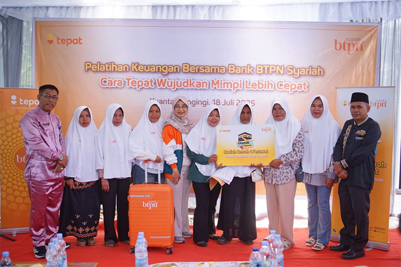 Direktur BTPN Syariah Dewi Nuzulianti foto bersama para penerima umroh gratis.