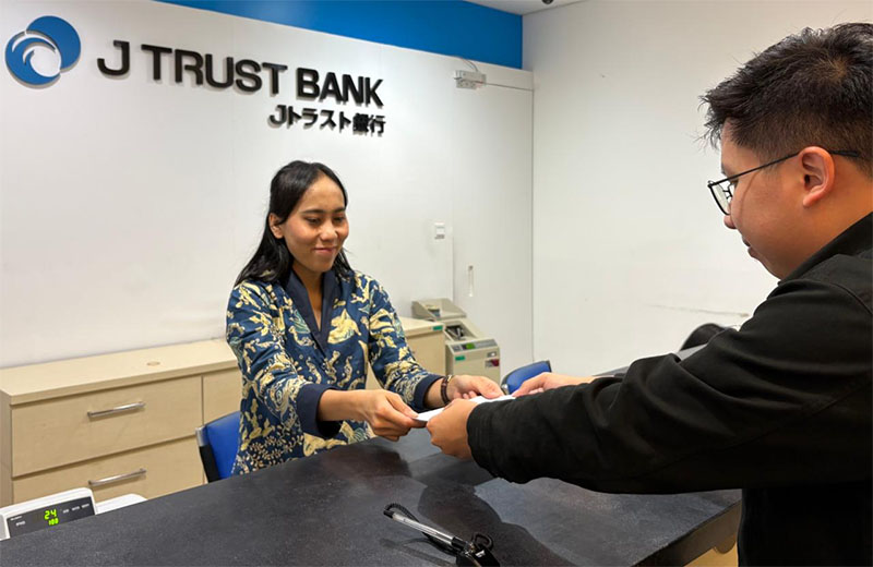 Ilustrasi petugas memberikan pelayanan kepada salah satu nasabah J Trust Bank.