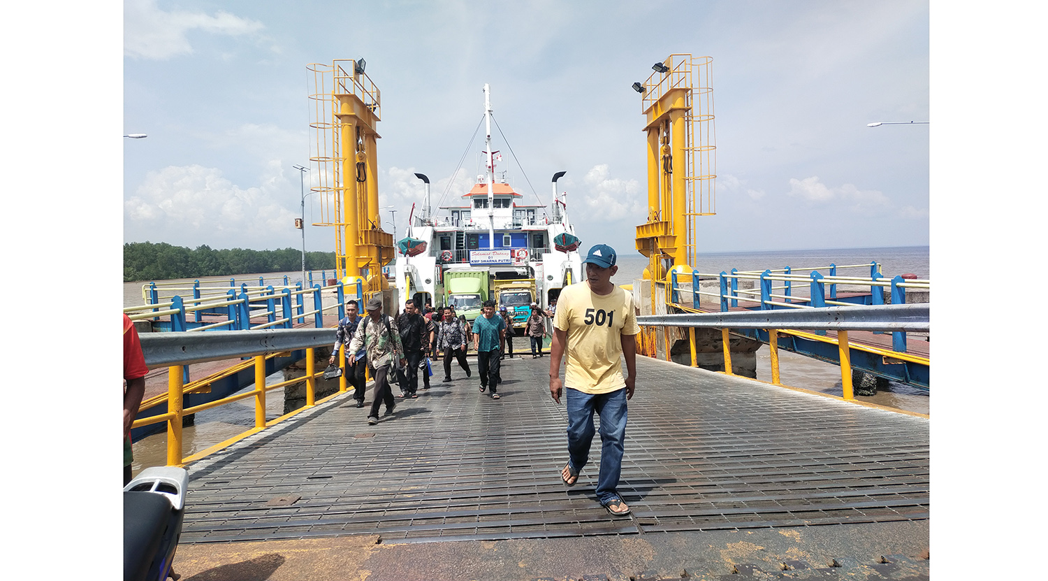 Sejumlah penumpang Ro-Ro berjalan kaki, karena tak mau ambil risiko terjebak macet di Pelabuhan Ro-Ro Bengkalis, Kamis (30/10/2025). Para penumpang memilih meninggalkan kendaraan bermotor di dermaga Ro-Ro.