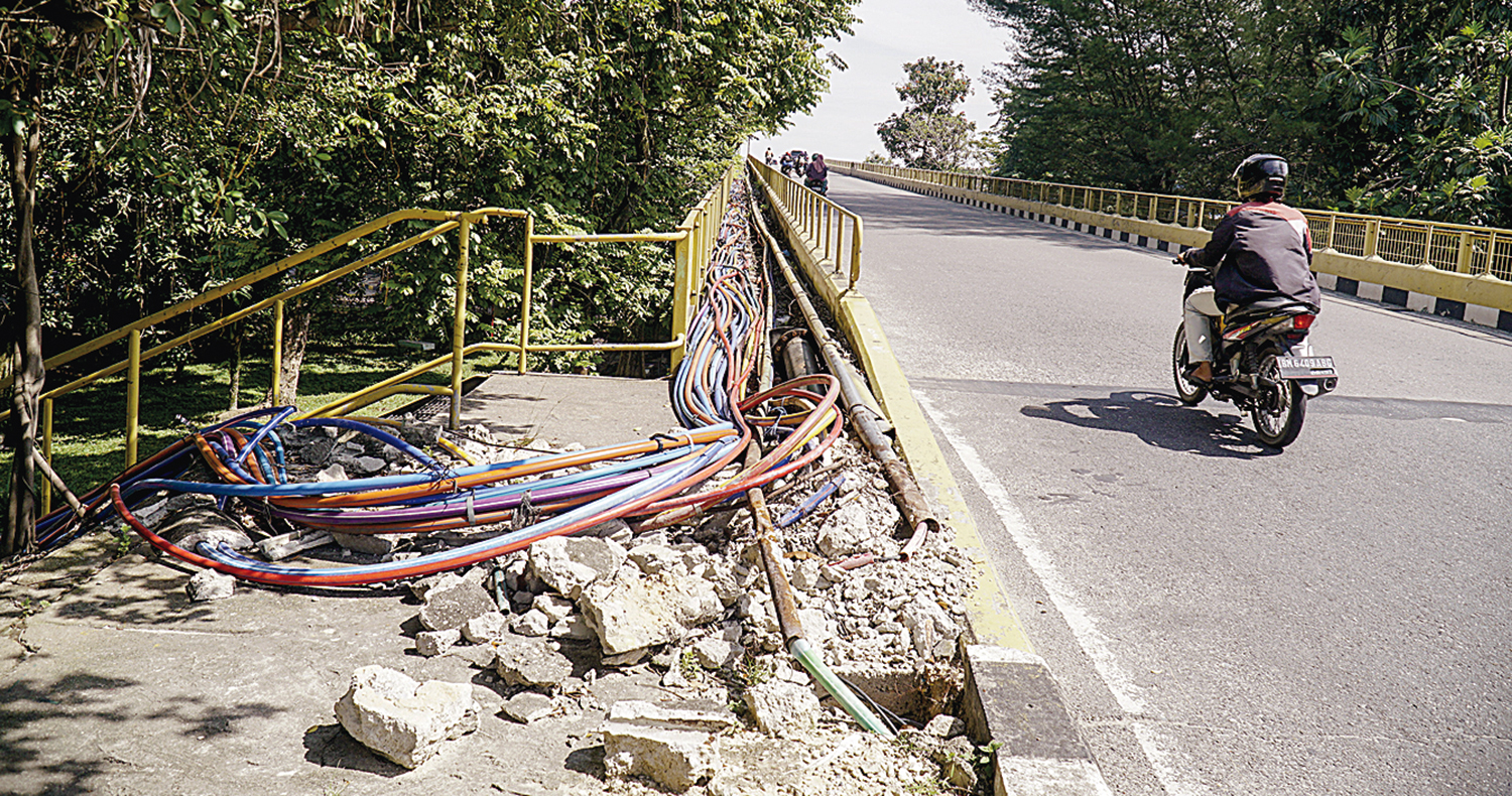 Jaringan kabel optik dari berbagai provider di atas jalur pejalan kaki pada Jembatan Siak I atau Leighton, Pekanbaru,Kamis (30/10/2025) ft: MHD AKHWAN/RIAUPOS