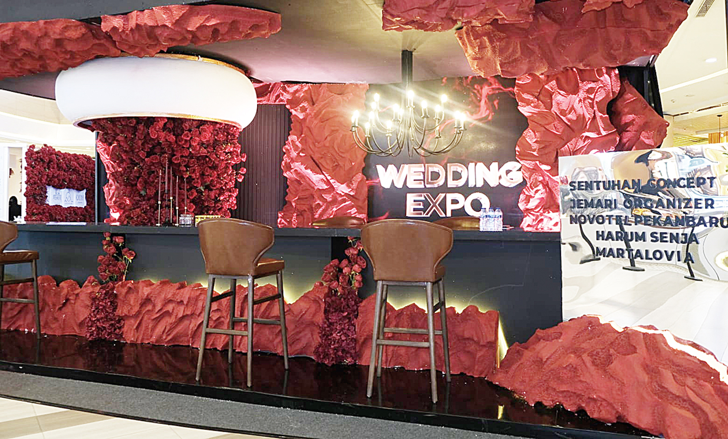 Booth Novotel yang mewah dan elegan hadir di wedding expo Living World Pekanbaru dengan beragam penawaran menarik.