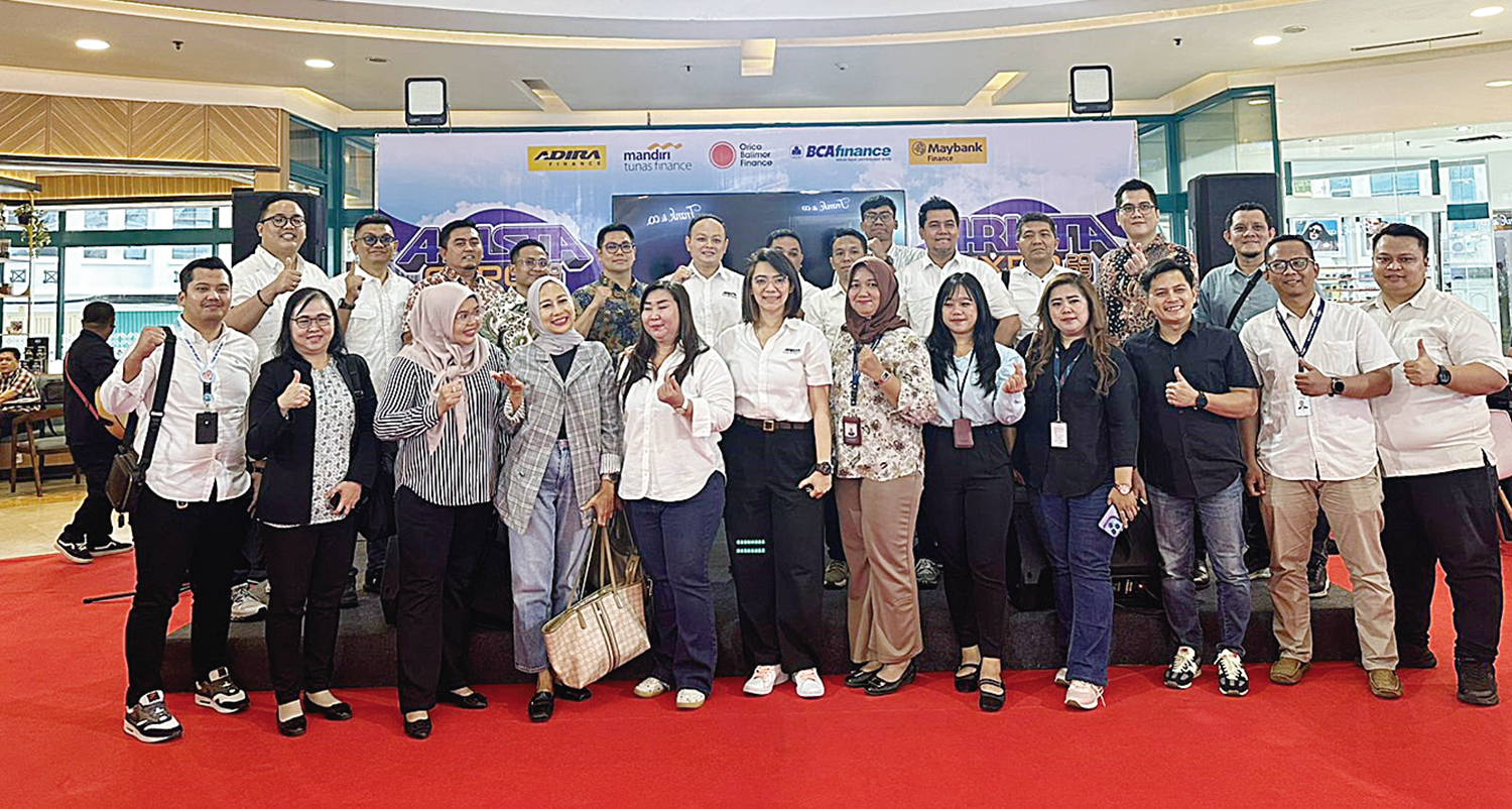 Foto bersama: Kepala Cabang Honda Arista Nataly (tujuh kanan depan) bersama pimpinan perusahaan otomotif dan finance di Riau foto bersama saat pembukaan Arista Expo 2025 di Atrium Kampar Mal SKA Pekanbaru, Rabu (29/10/2025).