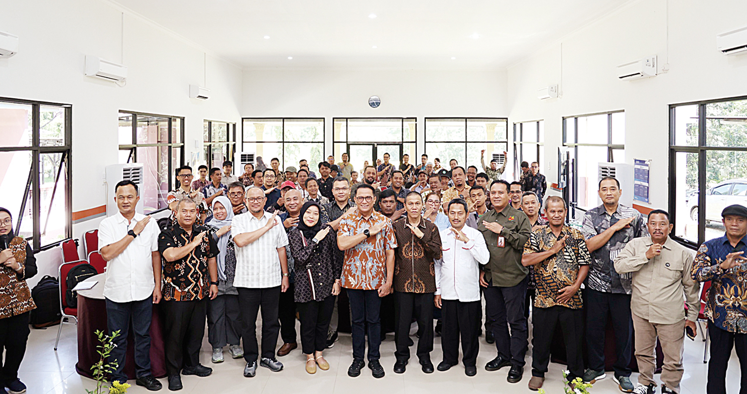 Direktur Hubungan Kelembagaan PTPN IV PalmCo Irwan Peranginangin foto bersama saat membuka acara Pelatihan Peningkatan Kompetensi Petani Mitra Binaan di Mess Tandun, Kabupaten Kampar, Riau, Kamis (30/10/2025).