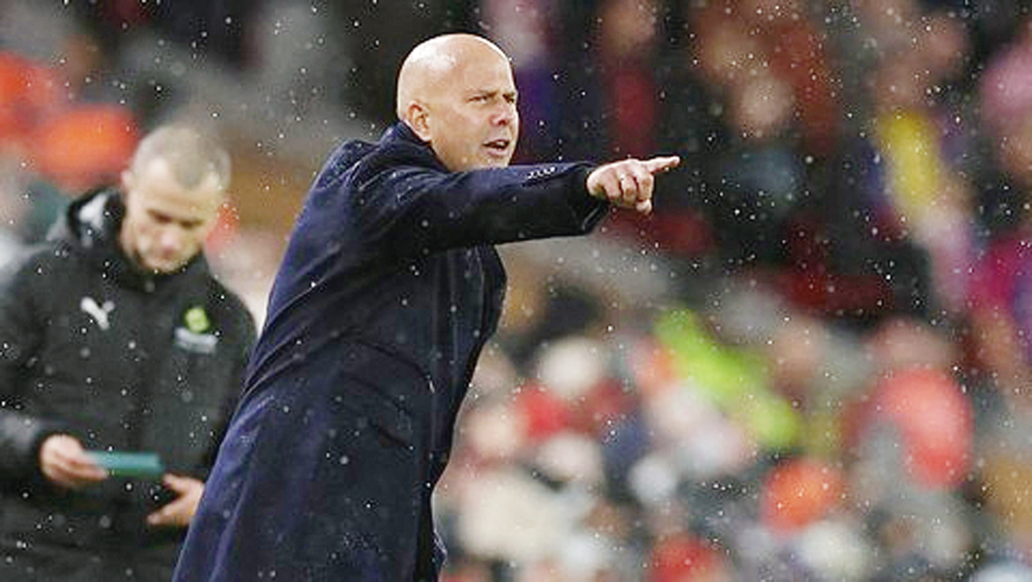 Pelatih Liverpool Arne Slot ketika memberikan instruksi kepada anak asuhnya, beberapa waktu lalu. Slot hanya memainkan bek kiri Milos Kerkez dari starting XI reguler saat disingkirkan Crystal Palace di Piala Liga, Kamis (30/10/2025).