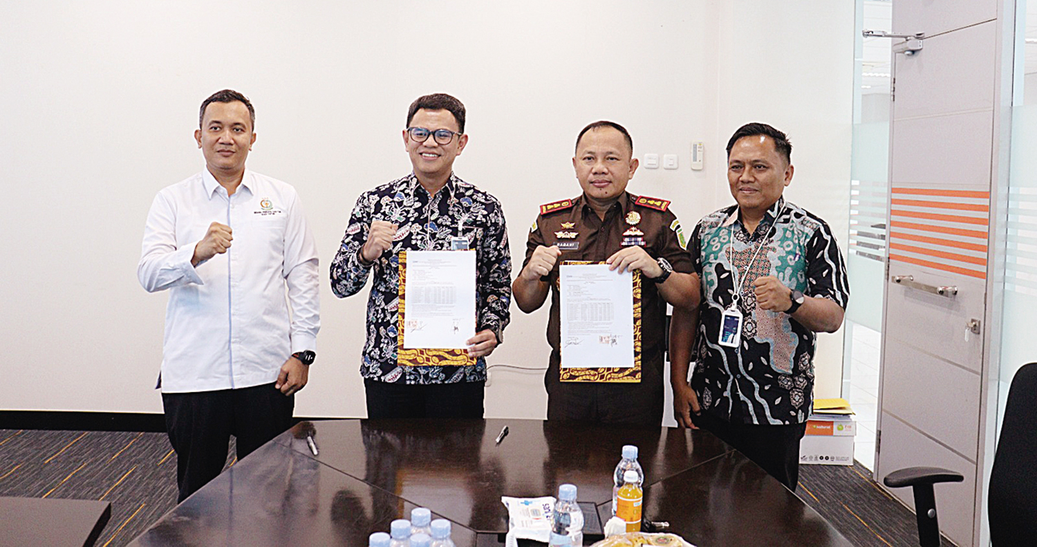 Kajari Rohul Dr Rabani M Halawa bersama Pimpinan BRI Cabang Pasirpengaraian dan Ujungbatu foto bersama saat publikasi pemulihan keuangan negara senilai Rp1,26 miliar di Kantor BRI Cabang Pasirpengaraian, Rabu (29/10/2025).