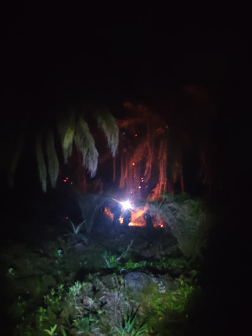 TRC BPBD Inhil sedang melakukan pemadaman dan pendinginan di Desa Bayas Jaya, Kecamatan Kempas, Kabupaten Inhil, Kamis (30/10/2025) malam.