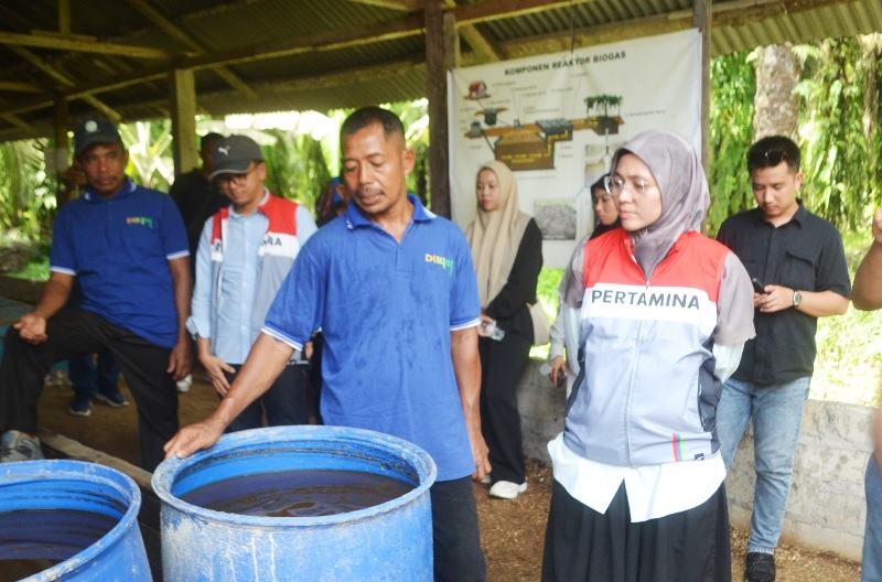Ketua Kelompok Tani Bhina Mukti Sari, Sudarman (kiri) didamping Officer CID Zona Rokan South PT Pertamina Hulu Rokan, Lidia Sari, menjelaskan tentang cara kerja reaktor biogas di Desa Mukti Sari.