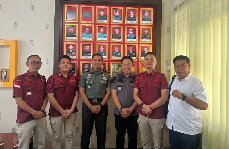 Kepala Rutan, Dedy Irawan AMd IP SH MH (tiga dari kiri) didampingi pejabat struktural saat diterima Dandim 0302/Inhu, Letkol Arh Bangun Bara Kurniawan Prabowo SE MIP dalam rangka sinergitas, Jumat (31