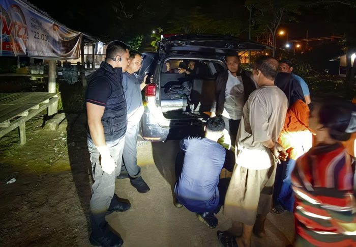 Petugas dari Ditreskrimsus Polda Riau saat mengamankan pelaku di Rokan Hilir.