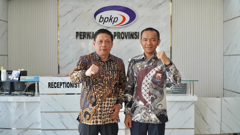 Kajati Riau berfoto bersama Kepala Perwakilan BPKP Riau Evenri Sihombing saat melakukan kunjungan kerja pada Jumat (31/10/2025).