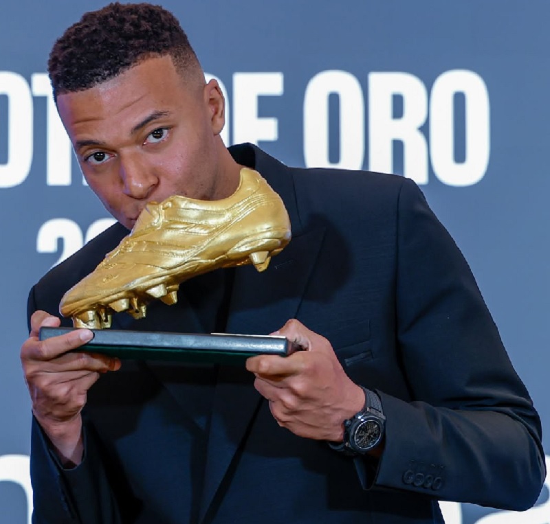 Kylian Mbappe memenangkan Sepatu Emas Eropa karena mencetak 31 gol liga musim lalu.