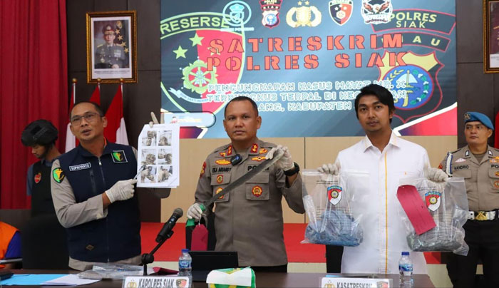Kapolres Siak Eka Ariandy Putra didampingi Kasat Reskrim AKP Tidar Laksono dan Kasubbit Dokpol Biddokkes Polda Riau AKP Supriyanto, saat konferensi pers.