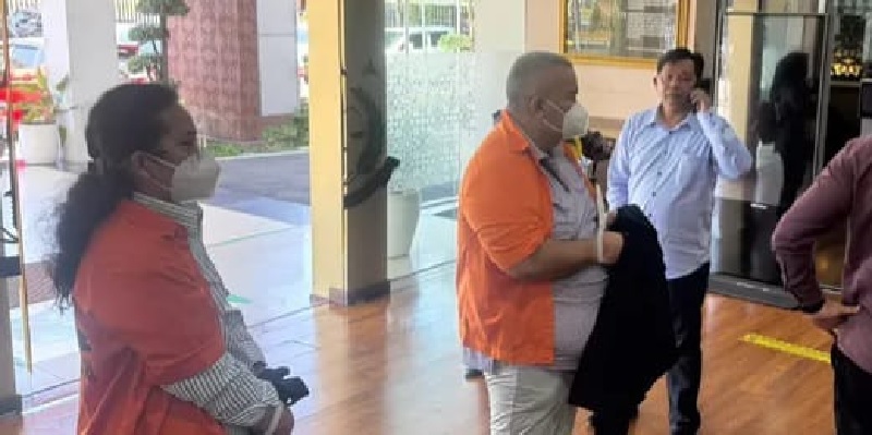 Dua tersangka korupsi PT SPR, Debby Riauma Sary (kiri) dan Rahman Akil saat menjalani proses Tahap II di Kejari Pekanbaru pada Kamis (30/10/2025).