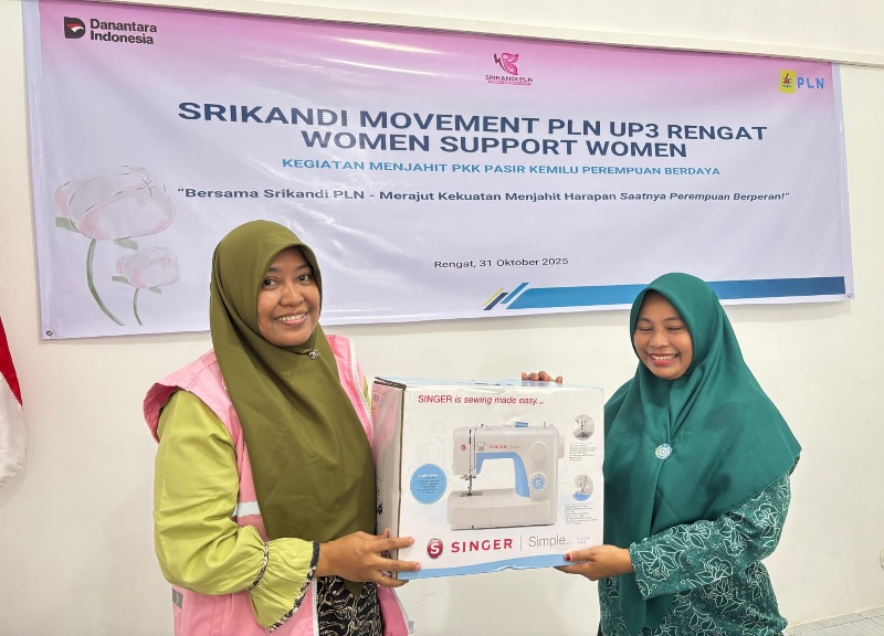 Koordinator Srikandi PLN yang juga Humas UP3 Rengat, Gita Lorena menyerahkan satu unit mesin jahit portable secara simbolis kepada Ketua PKK Desa Pasir Kemilu, Tias Harvinna Ningsih, Jumat (31/10/2025