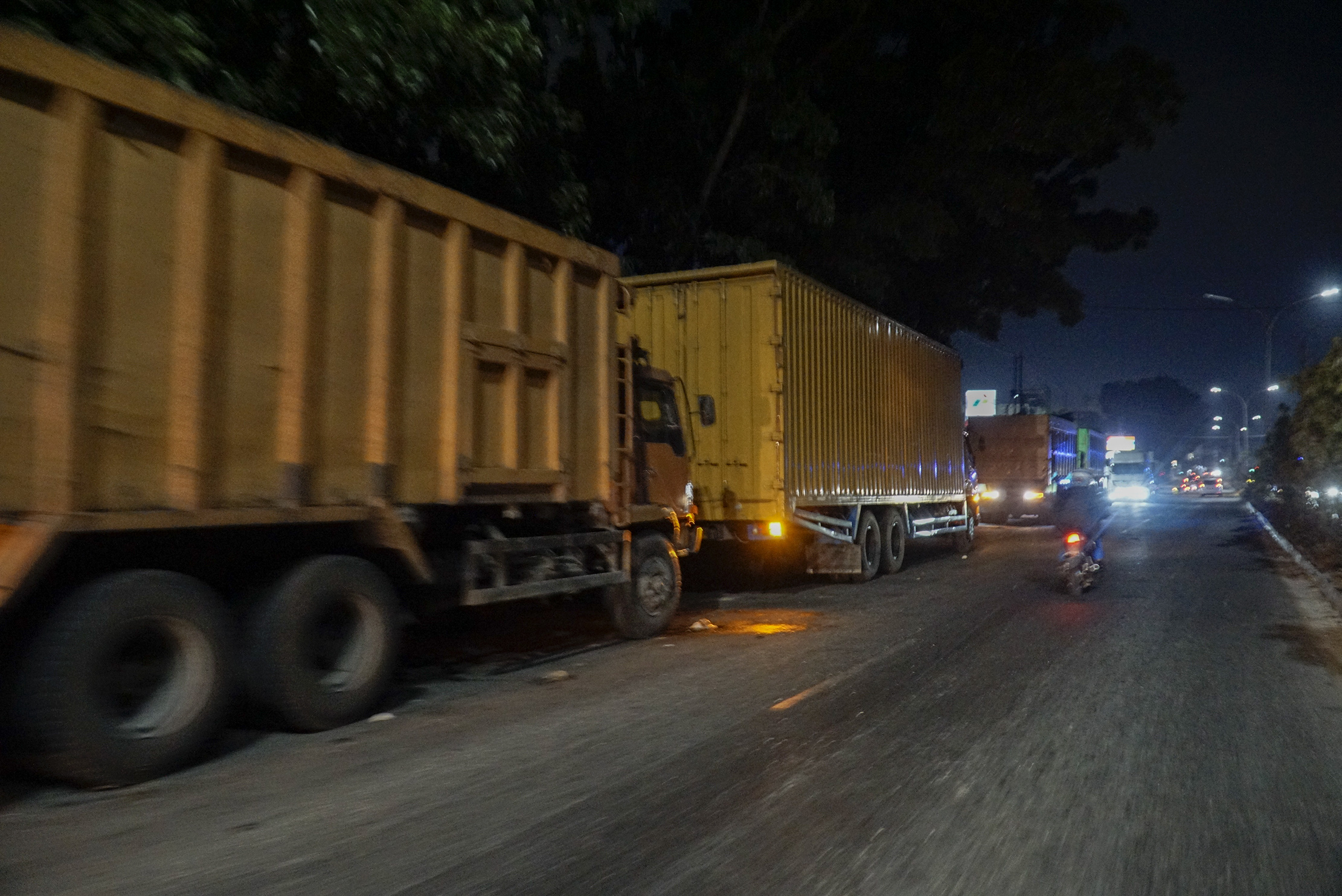 Antrian kendaraan yang akan melakukan pengisian bahan bakar solar di salah satu SPBU di Kota Pekanbaru, Jumat (31/10/2025) malam.