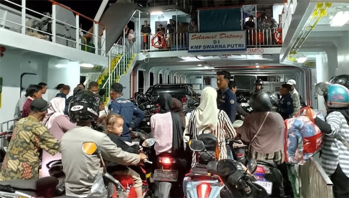Kondisi di dalam kapal Roro yang dipadati kendaraan bermotor roda dua sejak dilayani dua kapal, Sabtu (1/11/2025).