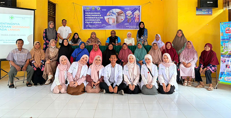 Dokter Muda FK Unri dan pembicara foto bersama usai kegiatan.