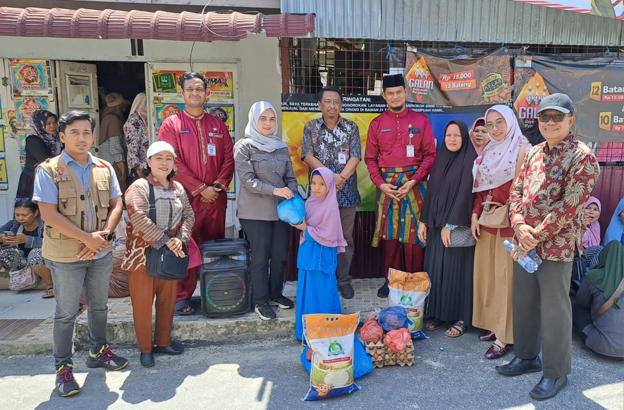 Warga kurang mampu menerima bantuan sembako Program KBS di Kedai Beramasa Kelurahan Pematang Pudu, Bengkalis, Jumat (31/10/2025).