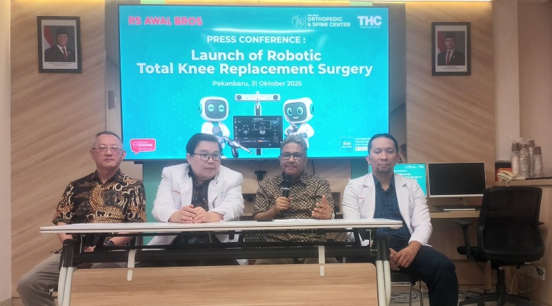 CEO RS Awal Bros Group Arfan Awaloeddin, diapit dr Muhammad Irzal SpAn (kanan) dan dr Roy Lisang SpOT (K) saat jumpa pers bersama CEO Tawada Satrija Sumarkho di RS Awal Bros Pekanbaru Jumat (31/10),