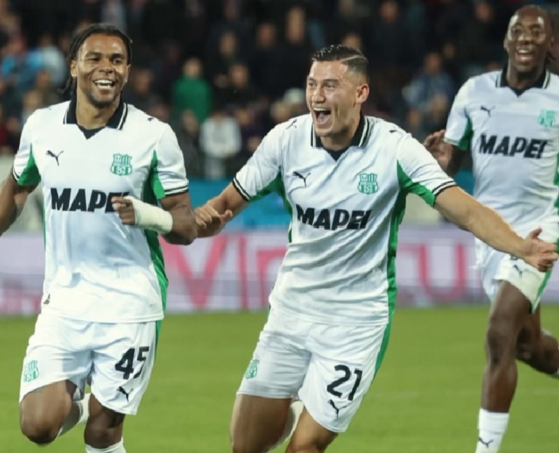 Kapten Timnas Indonesia Jay Idzes (tengah) tampil gemilang saat membawa Sassuolo meraih kemenangan 2-1 atas tuan rumah Cagliari pada pekan ke-9 Serie A Italia.