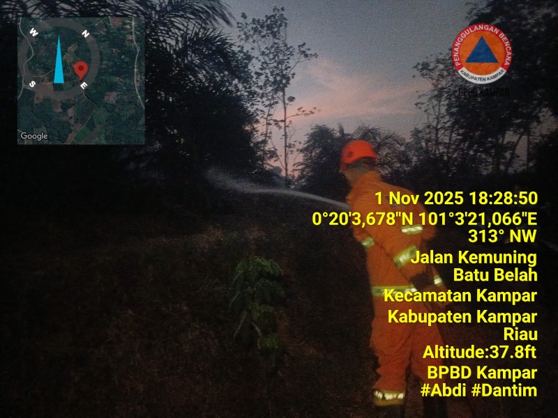 Satgas TRC Pusdalops PB BPBD Kampar bersama Dinas Damkar memadamkan kebakaran lahan di Desa Batu Belah, Kecamatan Kampar, Kabupaten Kampar, Sabtu (1/11/2025) sore.