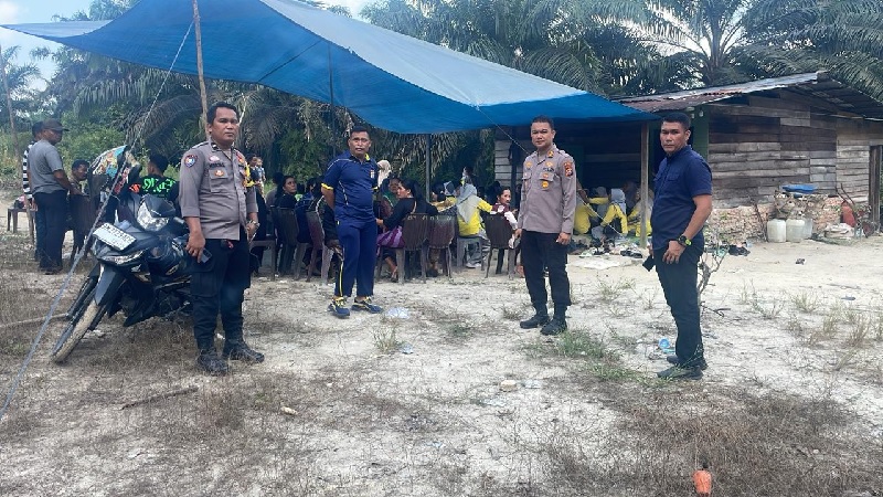 Kapolsek Rumbai AKP Said Khairul Iman (dua kanan) saat berada dirumah korban di kawasan RT 02 RW 02, Kelurahan Rantau Panjang, Kecamatan Rumbai Pekanbaru, Sabtu (1/11/2025).