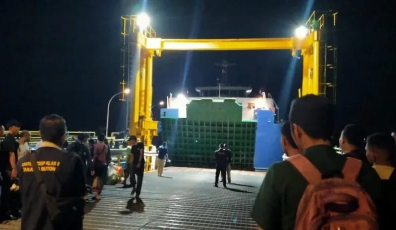 Para penumpang menunggu antrean naik ke kapal penyeberangan di Dermaga Ro-Ro Air Putih Bengkalis yang mengalami gangguan setelah KMP Mutiara Pertiwi II rusak dan terpaksa keluar dari jadwal pelayaran