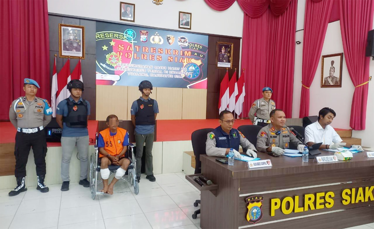 Kapolres Siak Eka Ariandy Putra didampingi Kasatreskrim AKP Tidar Laksono dan Kasubbit Dokpol Biddokkes Polda Riau AKP Supriyanto memberi keterangan dalam konferensi pers di Gedung Gedung Endra Dharma Laksana Polres Siak, Jumat (31/10/2025).