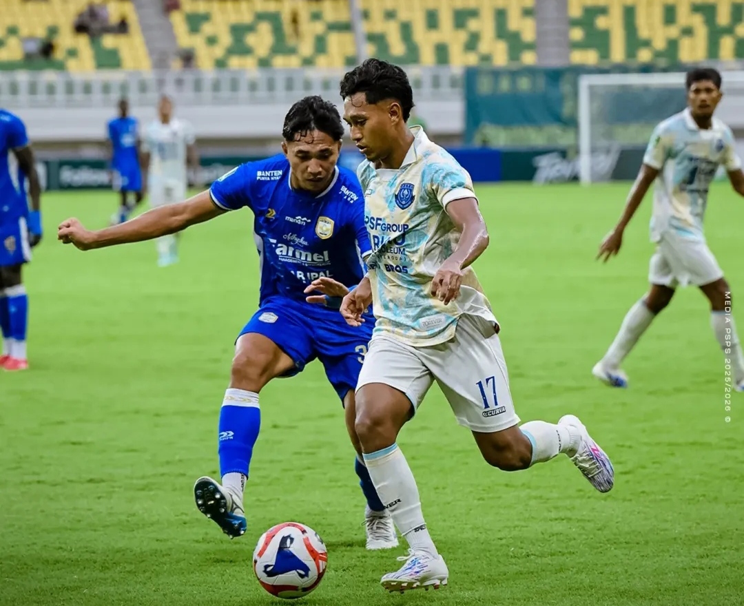Pemain PSPS Pekanbaru Asir Asiz (jersey putih) menggiring bola dengan dikawal ketat pemain Adhyaksa FC saat laga tandang PSPS Pekanbaru menghadapi Adhyaksa FC di Stadion Internasional Banten, Sabtu (1
