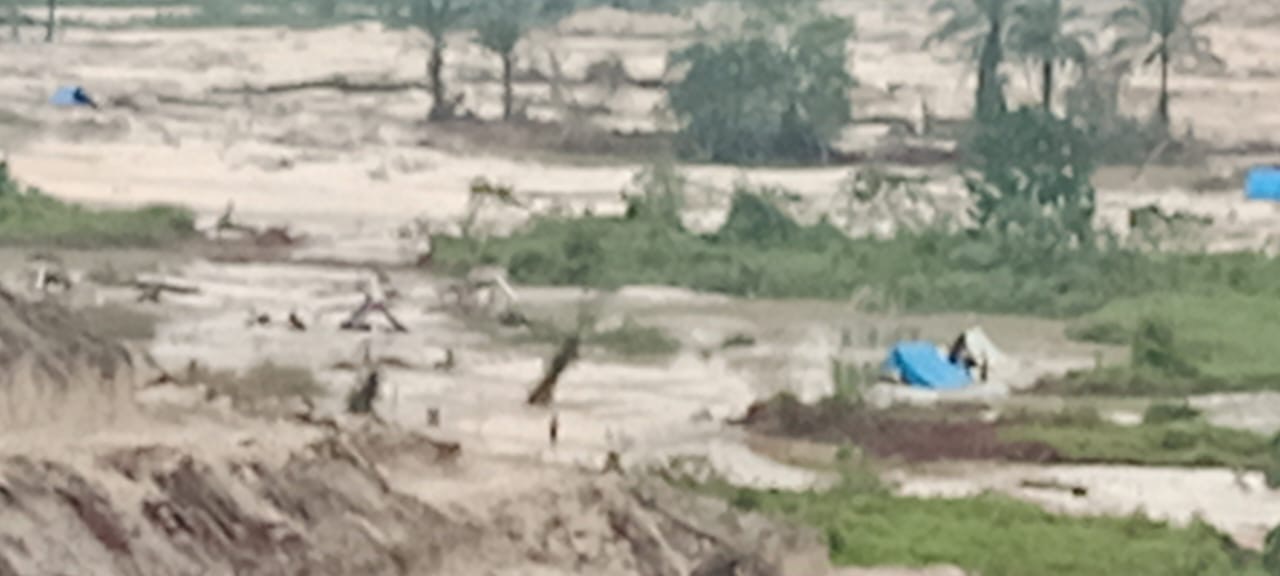 Aktivitas PETI di Sungai Batang Nalo Desa Pantai Kecamatan Kuantan Mudik, meluluh lantakan alam sekitar. Seperti yang terlihat di lokasi, Ahad (2/11/2025).