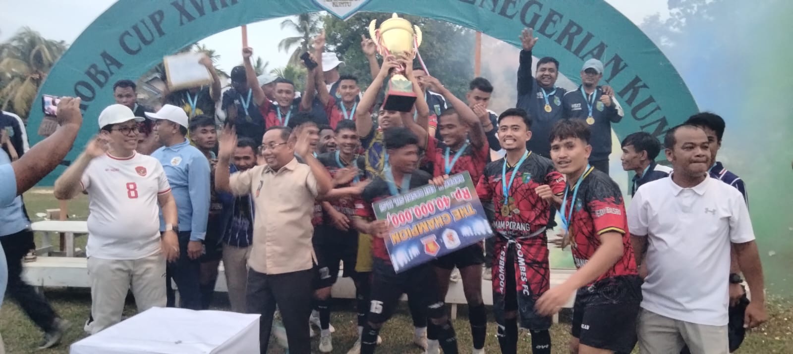Anggota DPRD Provinsi Riau Edi Basri didampingi anggota DPRD Kampar Kampar Habiburrahman foto bersama pemain Adombes juara Turnamen sepak bola Toeraba Cup XVIII Kenegerian, Ahad (2/11/2025).