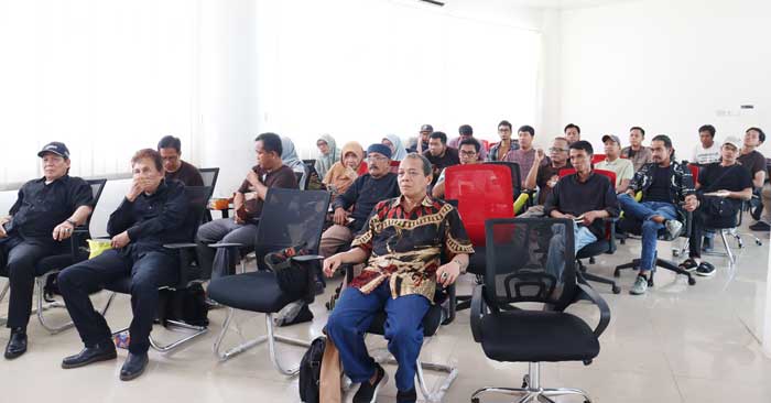 Sastrawan Fakhrunnas MA Jabbar (paling kanan), TM Sum (dua kiri), Herman Rante (paling kiri) dan lainnya saat mengikut diskusi Sastrawan Riau Berhimpun dalam rangka Festival Sastra Melayu Riau III 202