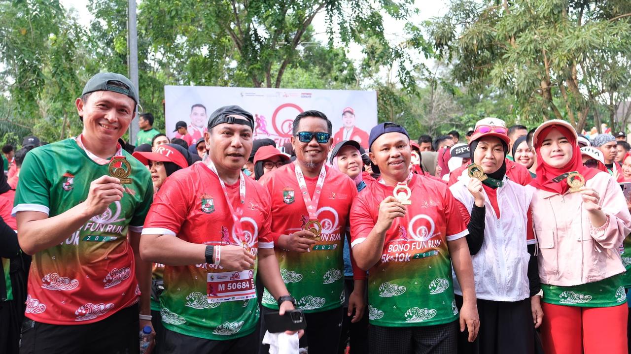 VP Operation Sumatra yang juga GM PT EMP Energi Riau, Yoyok S Purwanto (paling kiri) bersama Gubri, Bupati Pelalawan dan Kapolda Riau pada kegiatan Bono Fun Run 2025, Minggu (2/11/2025)