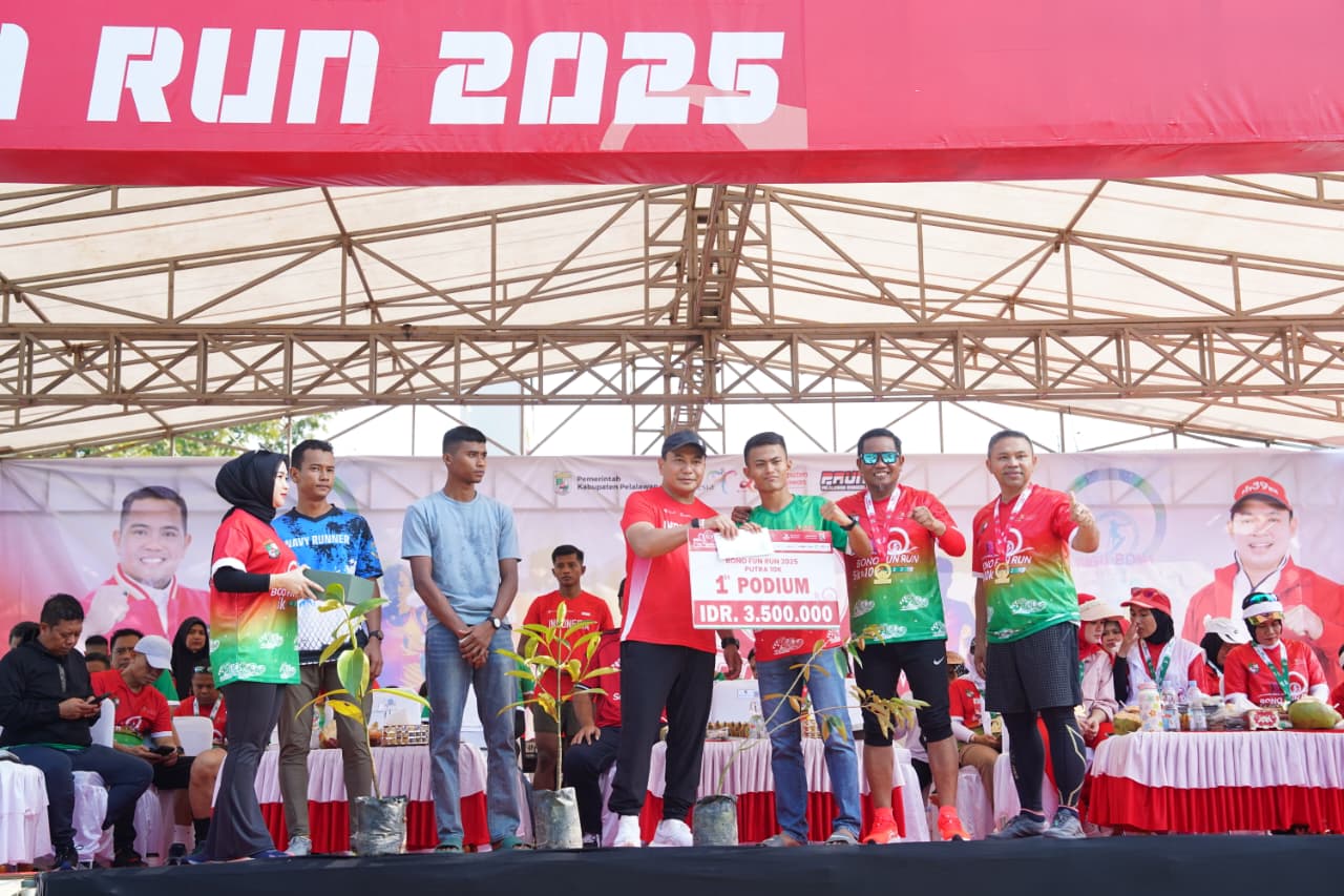 Penyerahan hadiah kepada pemenang olahraga tahunan Bono Fun Run 2025 di Tugu Bono, Pelalawan, Ahad (2/11/2025).
