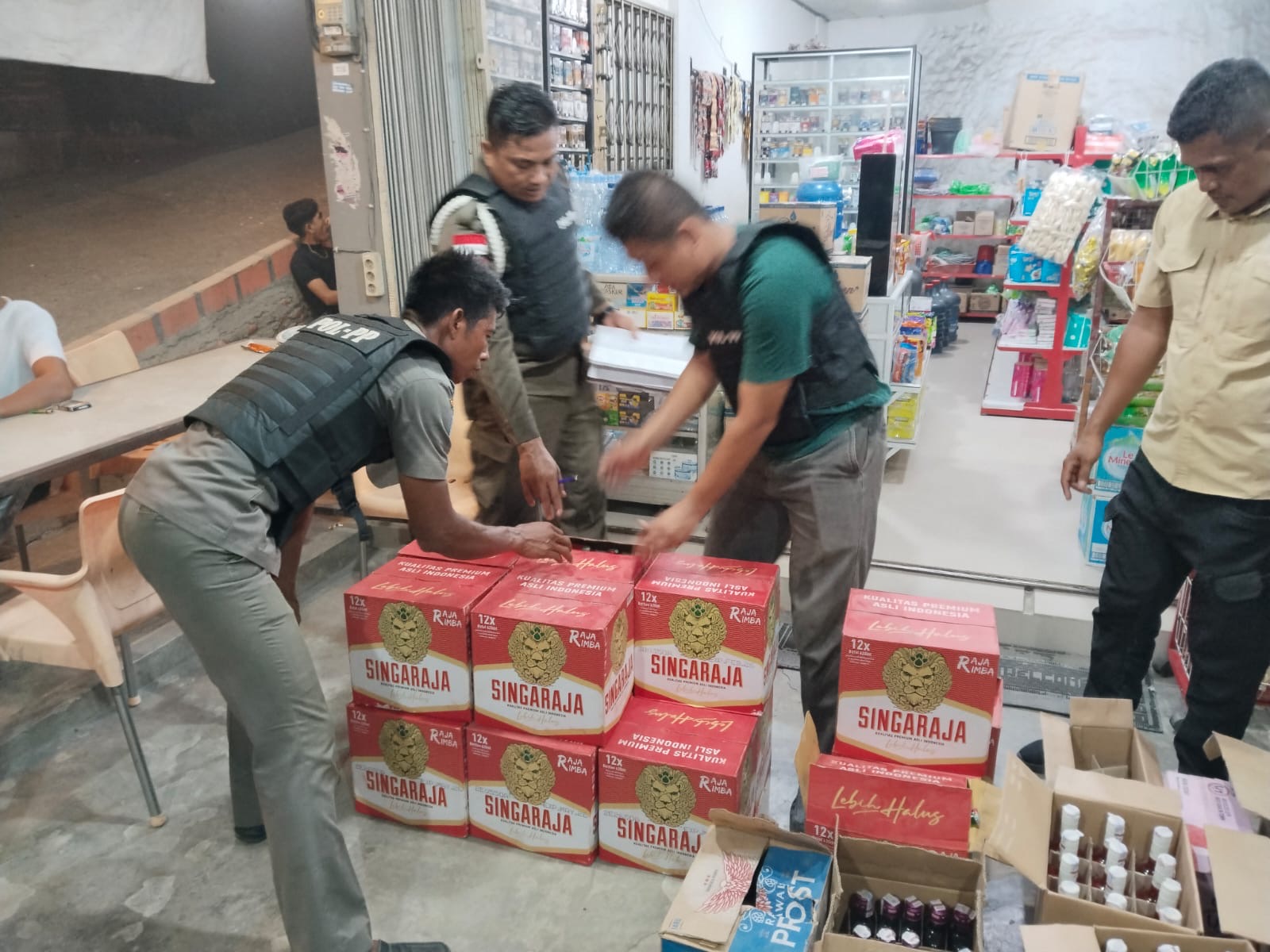Petugas Satpol PP mengamankan ratusan botol Miras berbagai merek disalah satu gudang Miras dalam razia Pekat di Kecamatan Rambah, Sabtu (1/11/2025) malam.