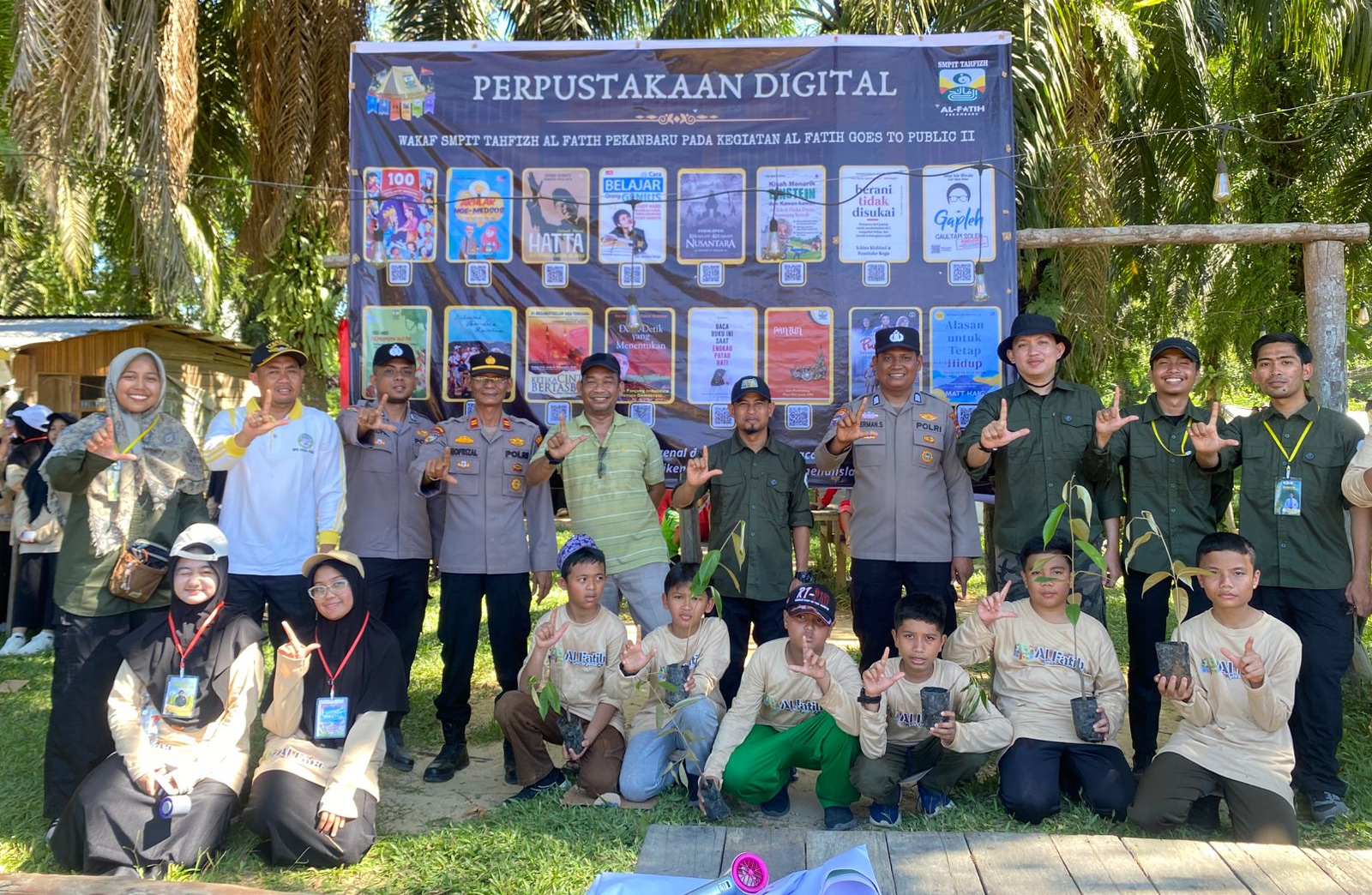 Para pimpinan sekolah, unsur pimpinan Kecamatan Kampar Kiri Hulu dan pelajar SMP IT Tahfizh Al Fatih Pekanbaru foto bersama usai kegiatan, Sabtu (1/11/2025).