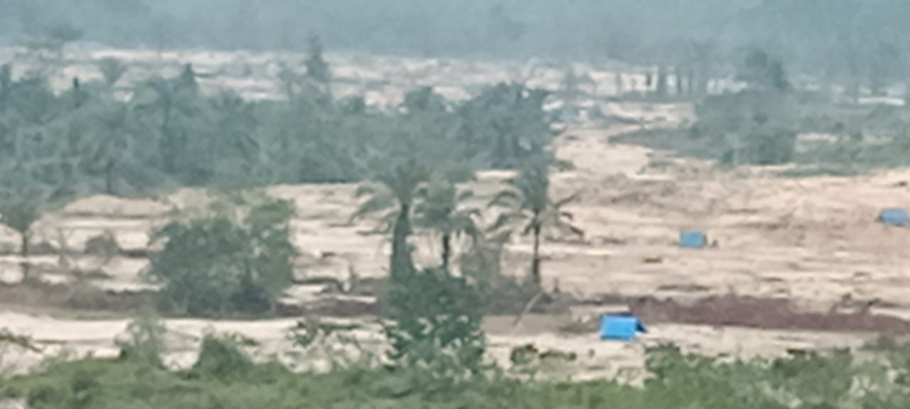 Aktivitas PETI di Sungai Batang Nalo Desa Pantai Kecamatan Kuantan Mudik, meluluh lantakan alam sekitar. Seperti yang terlihat di lokasi, Ahad (2/11/2025).