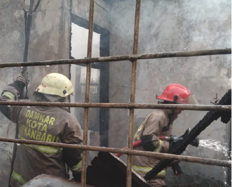 Petugas pemadam Kebakaran tampak tengah berupaya melakukan pemadaman dan pendinginan dilokasi, Pada Ahad (2/11/2025).