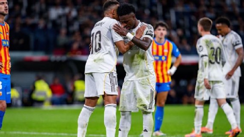 Kylian Mbappe memberikan eksekusi penalti kepada Vin&iacute;cius Junior yang gagal bnerbuah gol saat Real Madrid menang 4-0 atas Valencia.